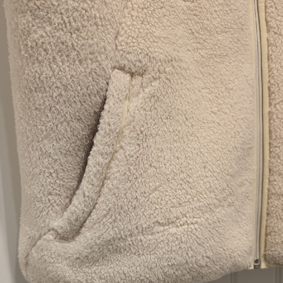 The North Face Cream Fleece Vest - Picture 5 of 6